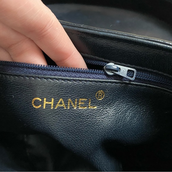 Vintage Chanel 80s 90s Navy Blue Lambskin Flap Bucket Shoulder Bag - Picture 8 of 16